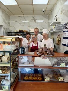 Pączek z nadzieniem różanym - Cukiernia Dudziak